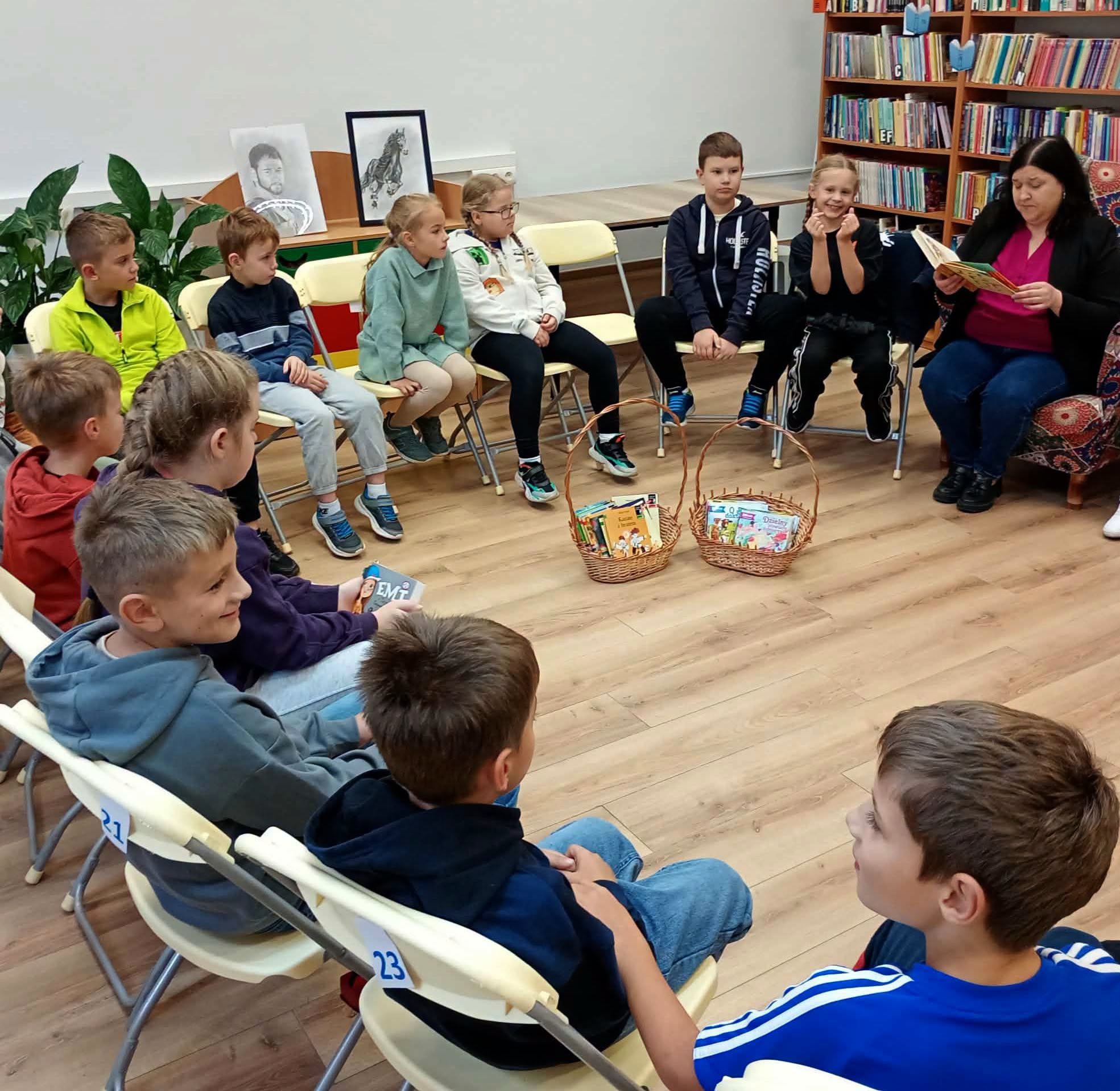 Ogólnopolski Dzień Głośnego Czytania w bibliotece w Rogach