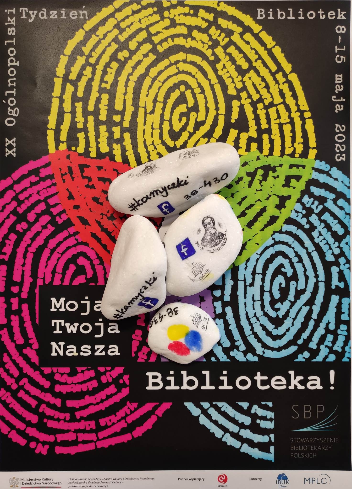 Read more about the article Moja, Twoja, Nasza  – BIBLIOTEKA! – #kamyczki czyli „Podróże z Fredrą”