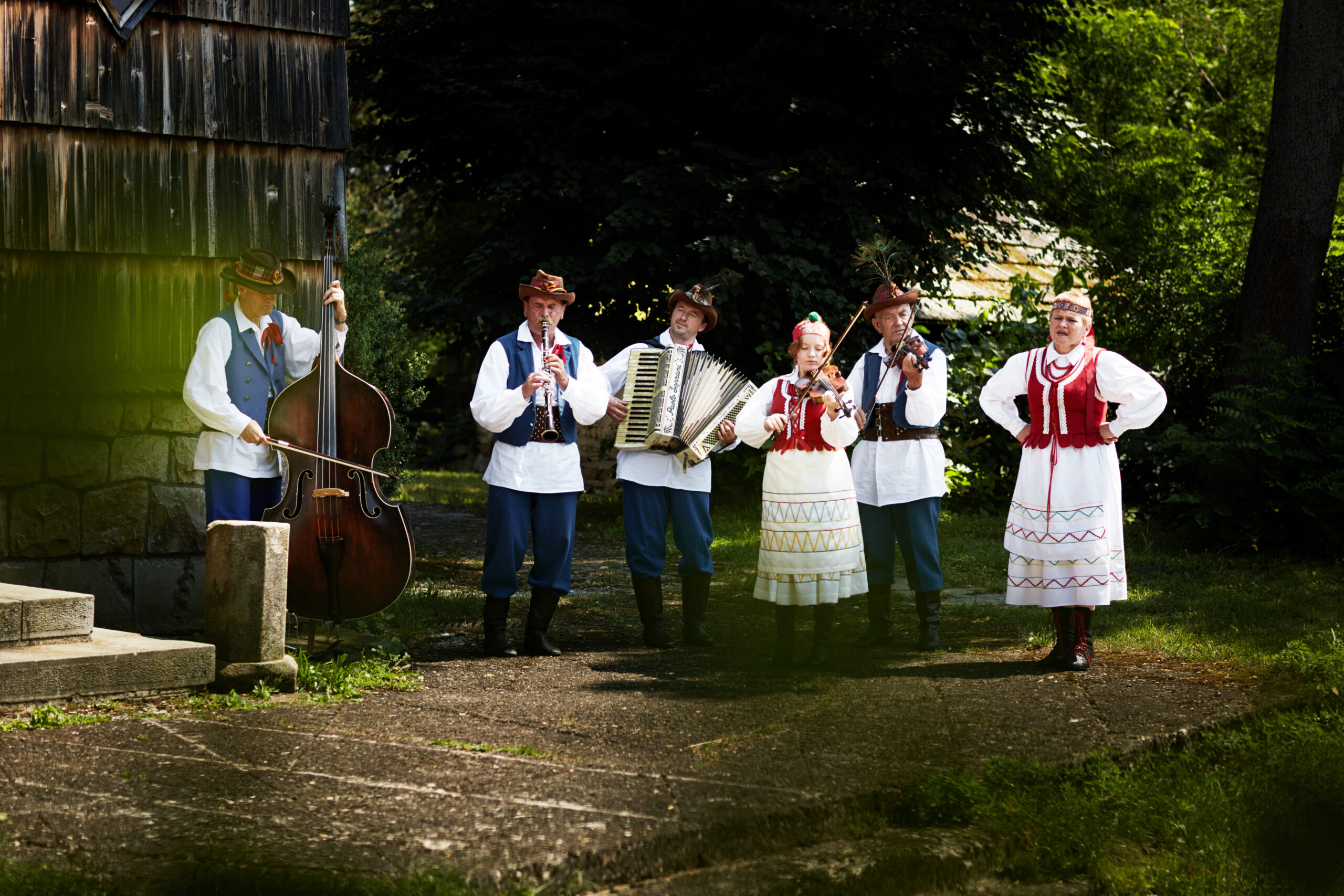 na zdjęciu znajdują się członkowie Kapeli Piasty w tradycyjnych strojach.