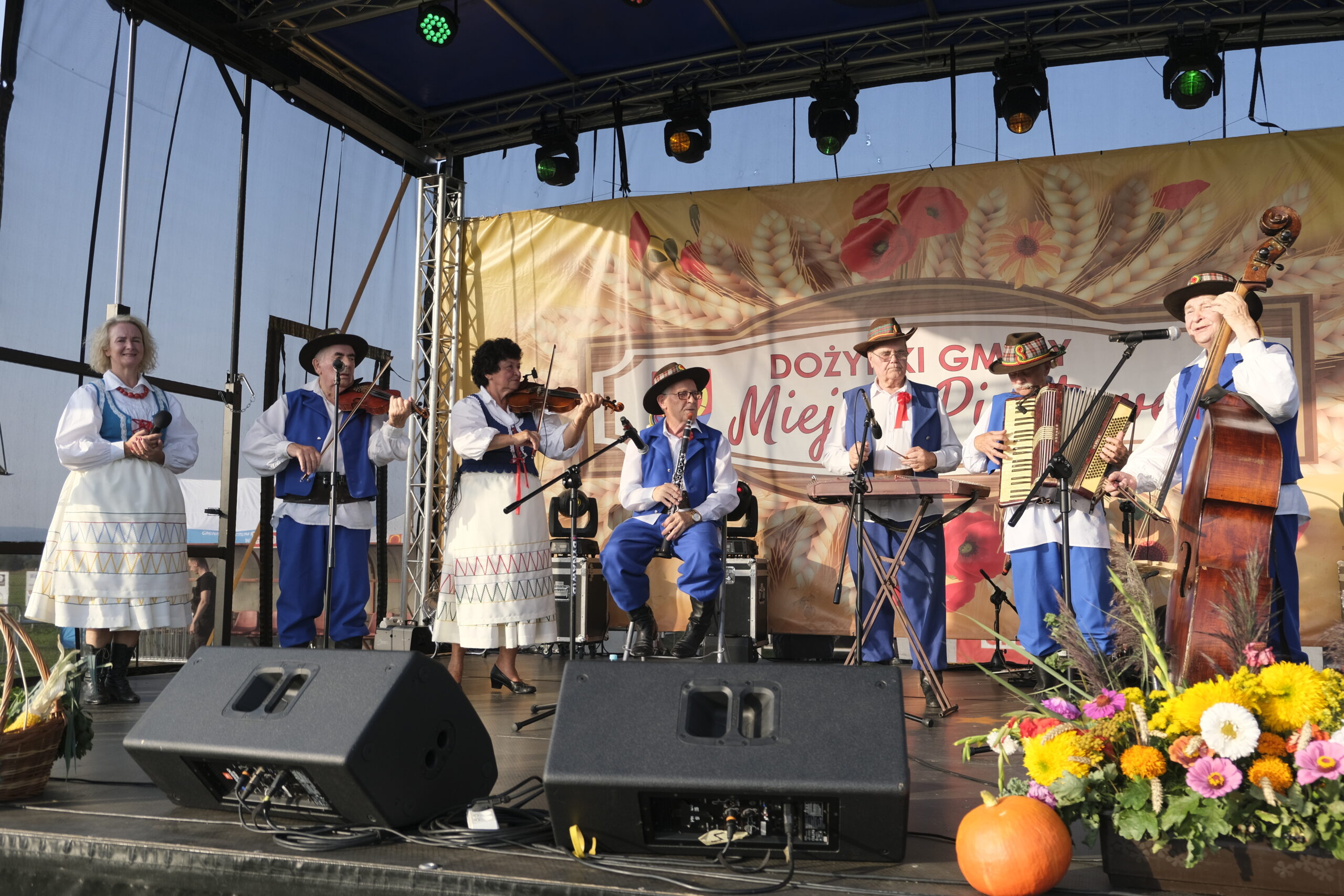 na zdjęciu znajdują się członkowie Kapeli Pogórzanie w tradycyjnych strojach. 