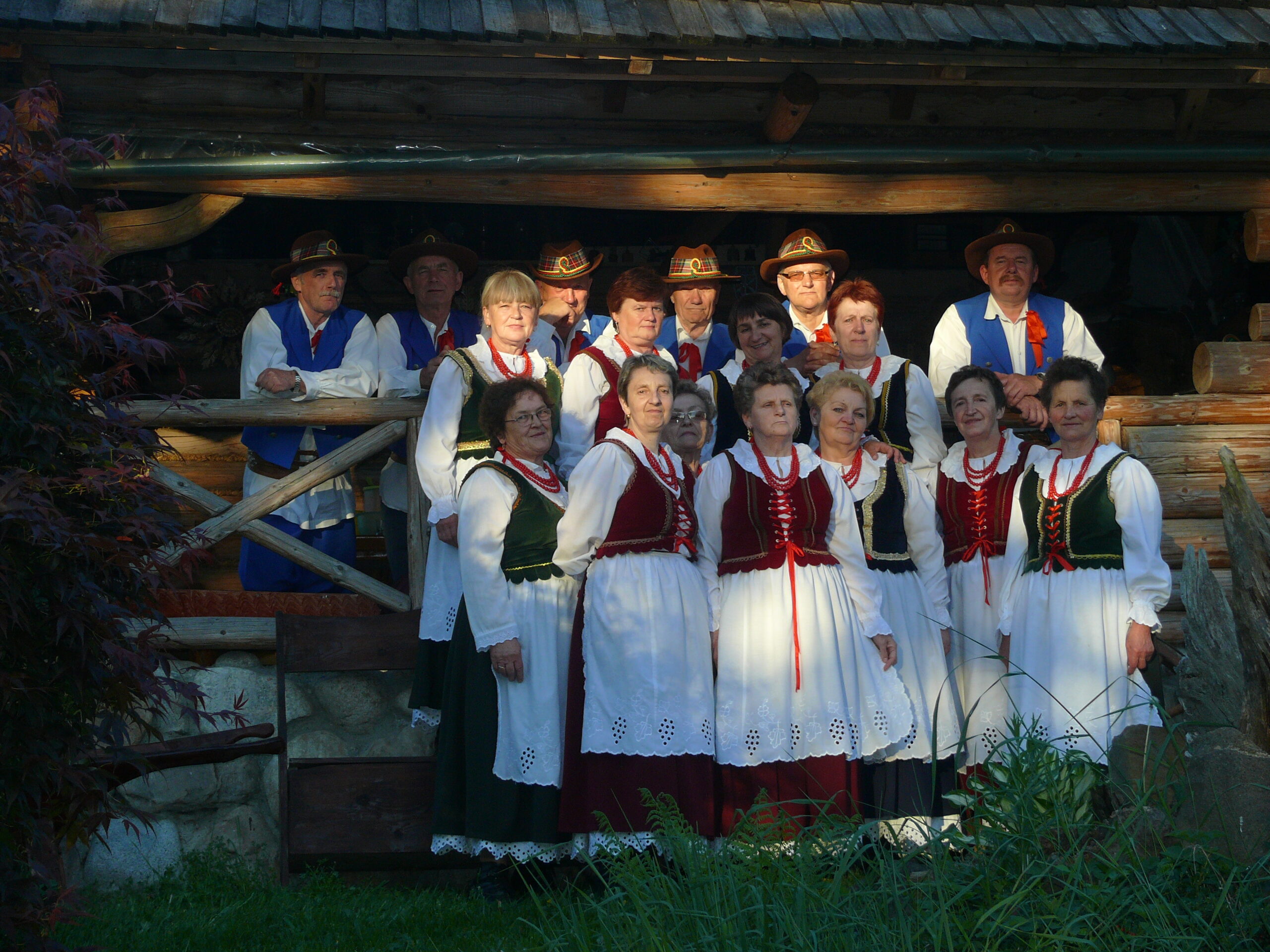na zdjęciu znajdują się członkowie Kapeli Rogowice w tradycyjnych strojach